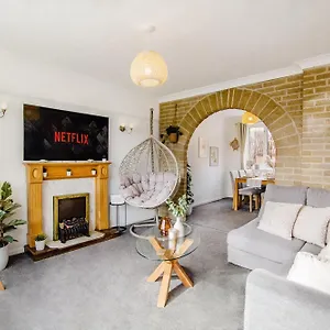 Serene Boho Retreat: White Oak Charm House 7ppl Sheffield